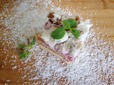 Торт на кефире клубничный