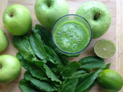Зеленый смузи с яблоком